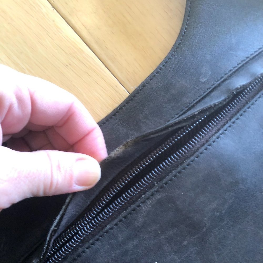 Authentic Prada leather crossbody - Picture 5 of 13